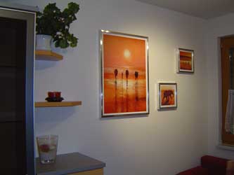 Wohnzimmer mit Bildern